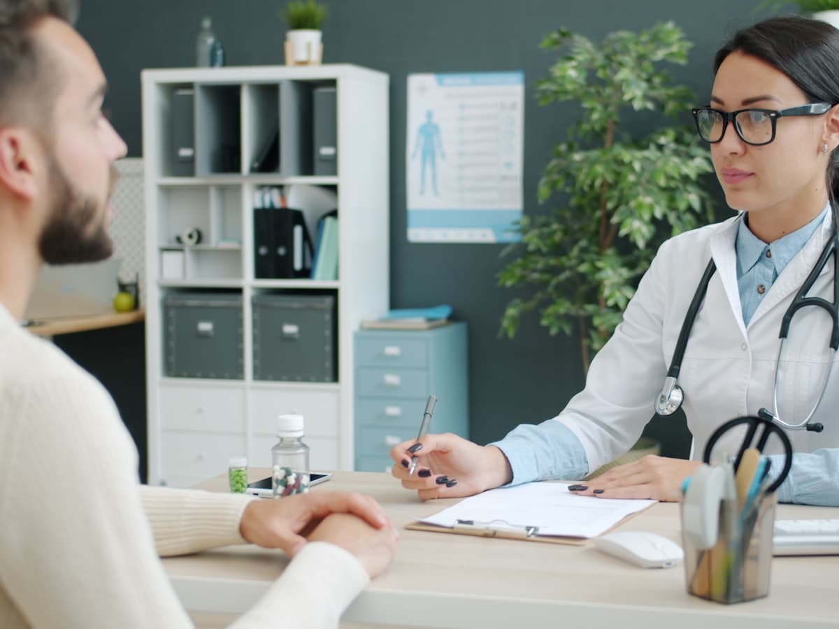 Doctora conversando con un paciente en la consulta